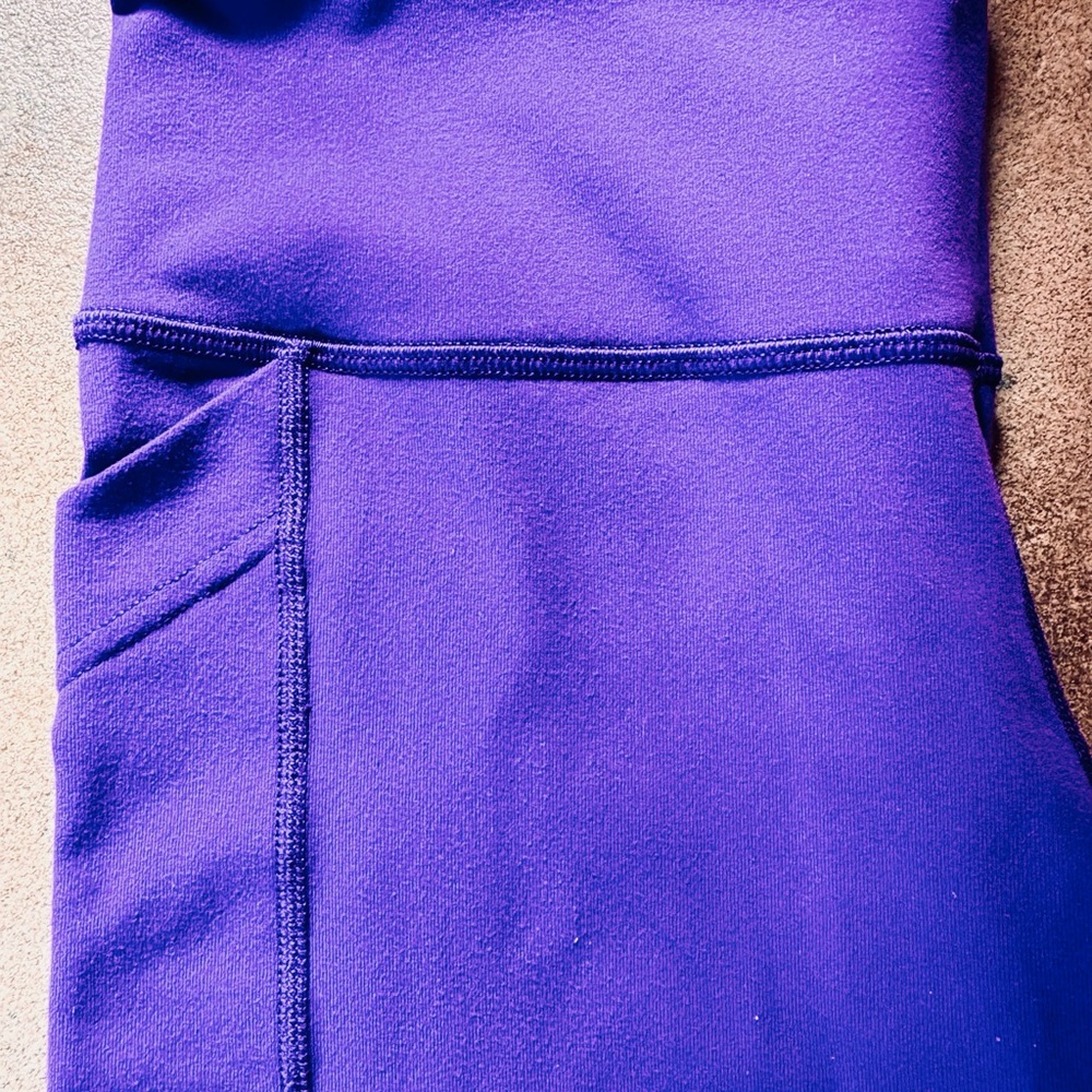 Lululemon PURPLE cropped leggings.